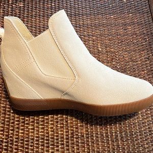 Beautiful off white suede Sorel boots. Waterproof. 7.5 New with Tags